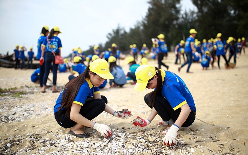 Một hoạt động dọn rác làm sạch bờ biển của giới trẻ. Ảnh: Vũ Minh Lý