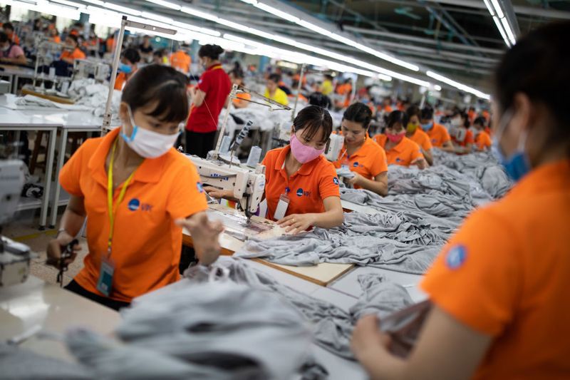  Các công ty dệt may sẽ chuyển sản xuất sang Việt Nam, không quay lại Hoa Kỳ. Ảnh: Bloomberg 