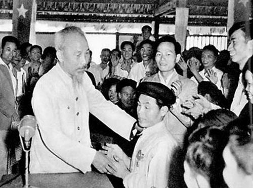 Bác Hồ thăm hỏi chiến sĩ thi đua Phạm Trung Pôn bị mù hai mắt nhưng đã có sáng kiến cải tiến nông cụ. (Ảnh tư liệu)