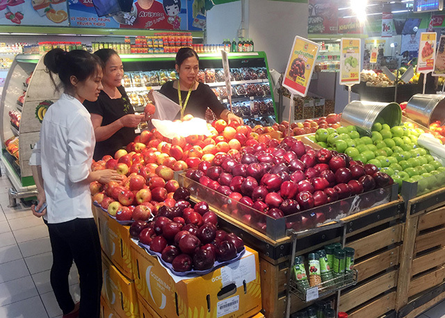 Khách hàng lựa chọn sản phẩm nông nghiệp tại siêu thị Vinmart (khu đô thị Ecopark, huyện Văn Giang - Hưng Yên). Ảnh: Phạm Kiên.
