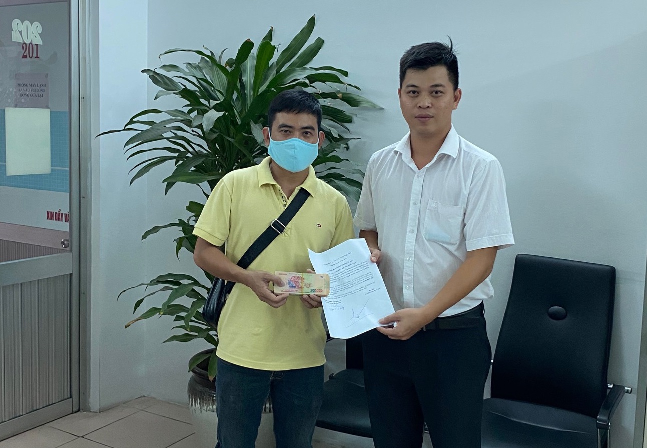 Đại diện Công ty Bảo Minh Đà Nẵng được Quỹ Bảo hiểm xe cơ giới ủy quyền trao hỗ trợ nhân đạo cho đại diện gia đình nạn nhân Nguyễn Thái Tuyền.