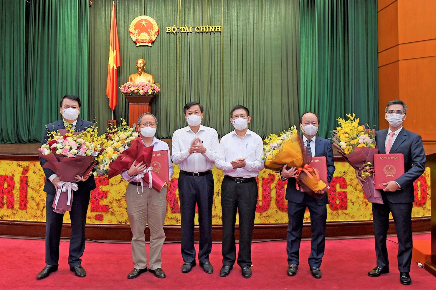 Phó Thủ tướng Chính phủ Lê Minh Khái và Bộ trưởng Bộ Tài chính Hồ Đức Phớc trao quyết định và tặng hoa các Thứ trưởng.