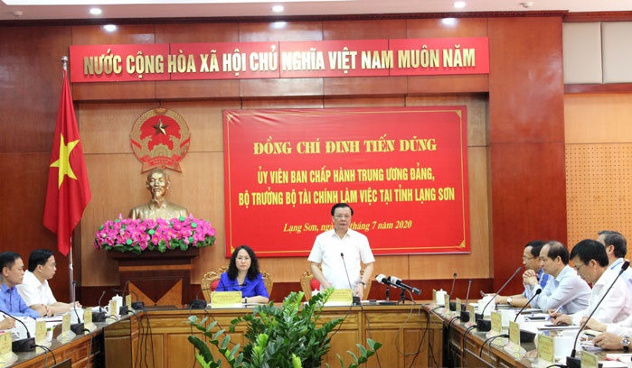 Bộ trưởng Bộ Tài chính Đinh Tiến Dũng phát biểu tại buổi làm việc. 