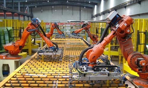  Robot ABB (Thụy Sĩ) bốc xếp trong một nhà máy bia Việt Nam. Ảnh: Viễn Thông 