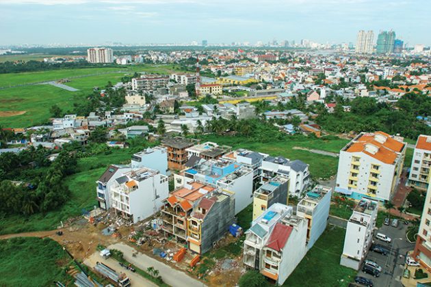 Theo các chuyên gia bất động sản, giá nhà, đất ở khu vực ngoại thành TP. Hồ Chí Minh vẫn còn “mềm”. Ảnh: Trần Linh