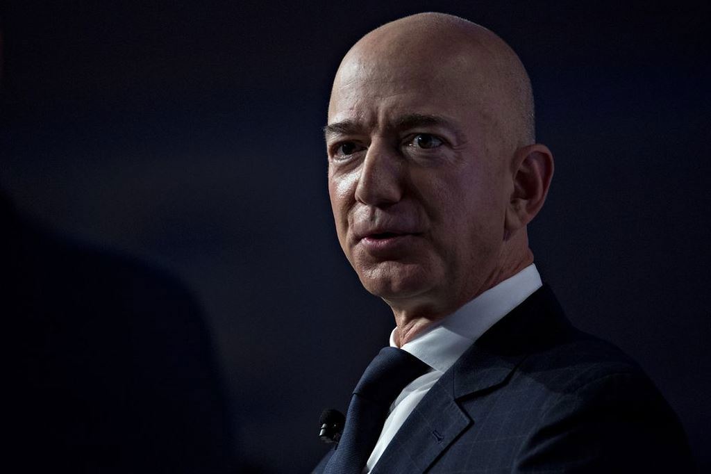 Nhà sáng lập Amazon.com Jeff Bezos là tỷ phú phải chứng kiến khối tài sản giảm mạnh nhất với 3,4 tỷ USD. 