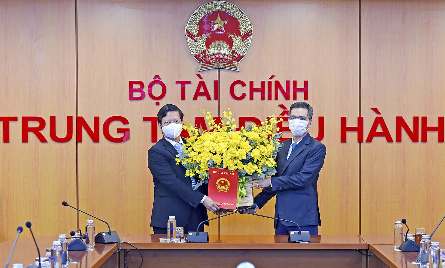 Thứ trưởng Võ Thành Hưng trao Quyết định điều động, bổ nhiệm Vụ trưởng Vụ Ngân sách Nhà nước đối với ông Phạm Văn Trường.