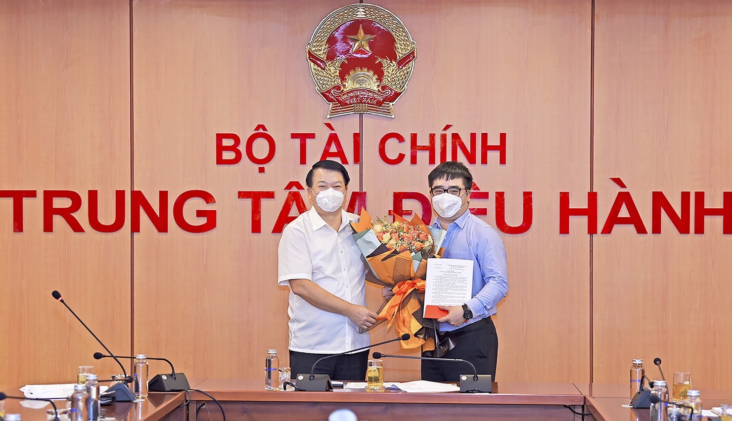 Thứ trưởng Nguyễn Đức Chi trao Quyết định điều động, bổ nhiệm Cục trưởng Cục Quản lý, giám sát bảo hiểm - Bộ Tài chính đối với ông Ngô Việt Trung. 