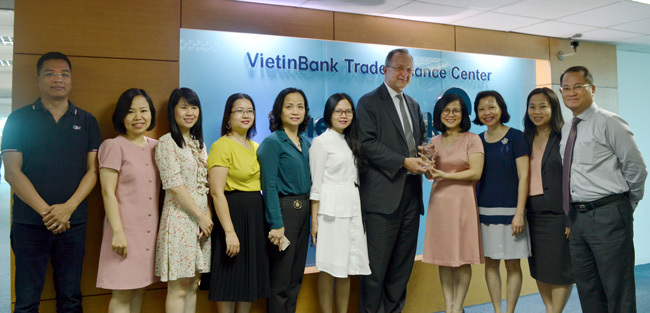 Đại diện Ngân hàng Wells Fargo trao tặng giải thưởng cho VietinBank.