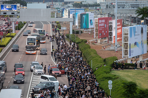  Người biểu tình và hành khách rời Sân bay Quốc tế Hong Kong chiều 12/8. Ảnh: Bloomberg 