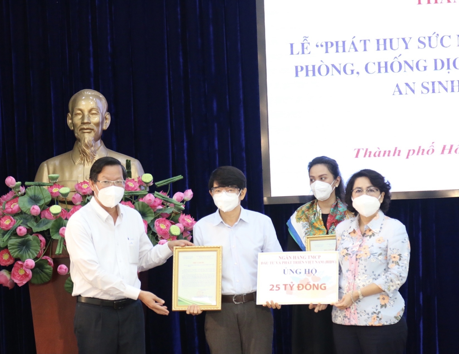 Đại diện BIDV trao 25 tỷ đồng ủng hộ TP. Hồ Chí Minh.