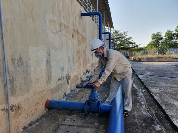 Công nhân nhà máy nước Thanh Trạch đang vận hành hệ thống cấp nước sinh hoạt cho bà con. Nguồn: internet