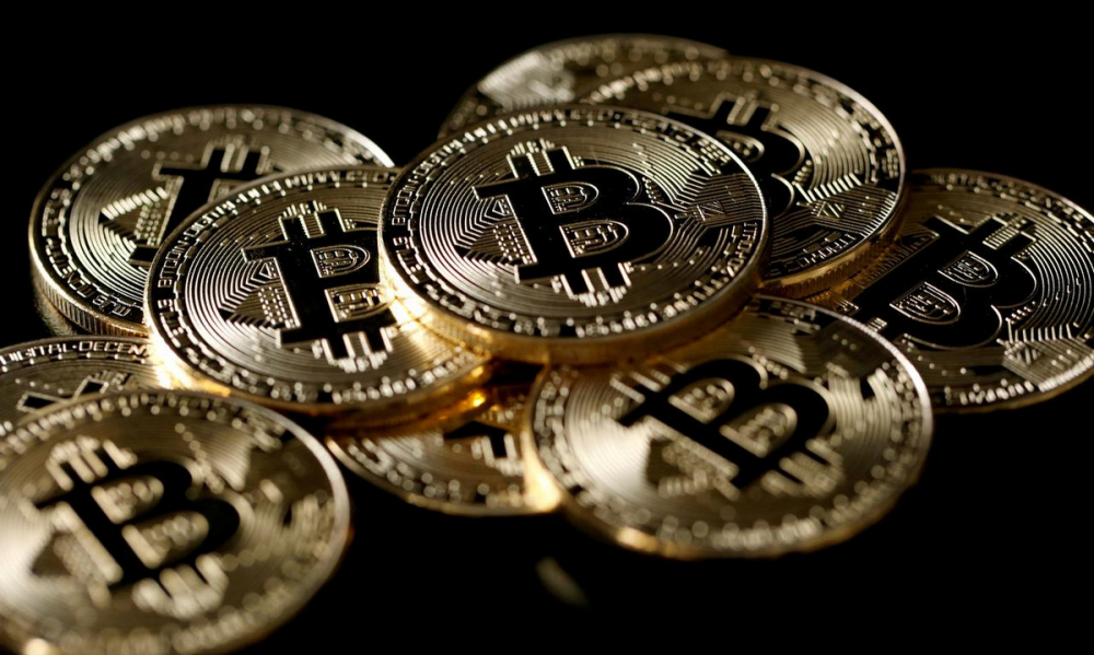 Đồng tiền mô phỏng Bitcoin. Ảnh: Reuters