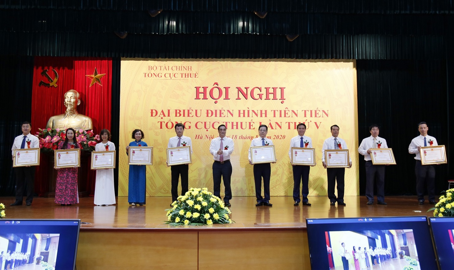 Thứ trưởng Trần Xuân Hà trao Huân chương Lao động hạng Nhì cho các tập thể, cá nhân thuộc Tổng cục Thuế có thành tích xuất sắc.