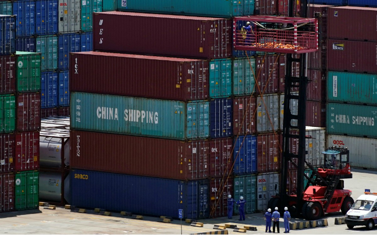  Các container hàng hóa tại cảng Dương Sơn, Thượng Hải, Trung Quốc - Ảnh: Reuters