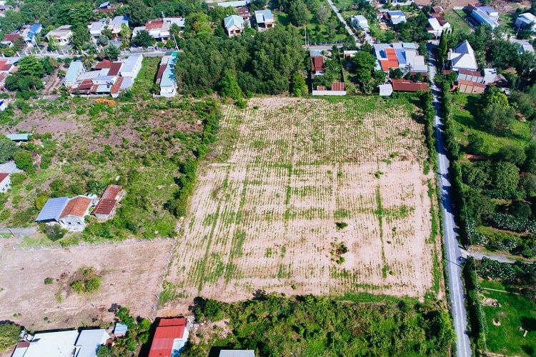 Nhiều nhà đầu tư đến từ Hà Nội tìm mua đất nền diện tích lớn tại Nhơn Trạch, chờ thời điểm ra hàng. Ảnh: H.V