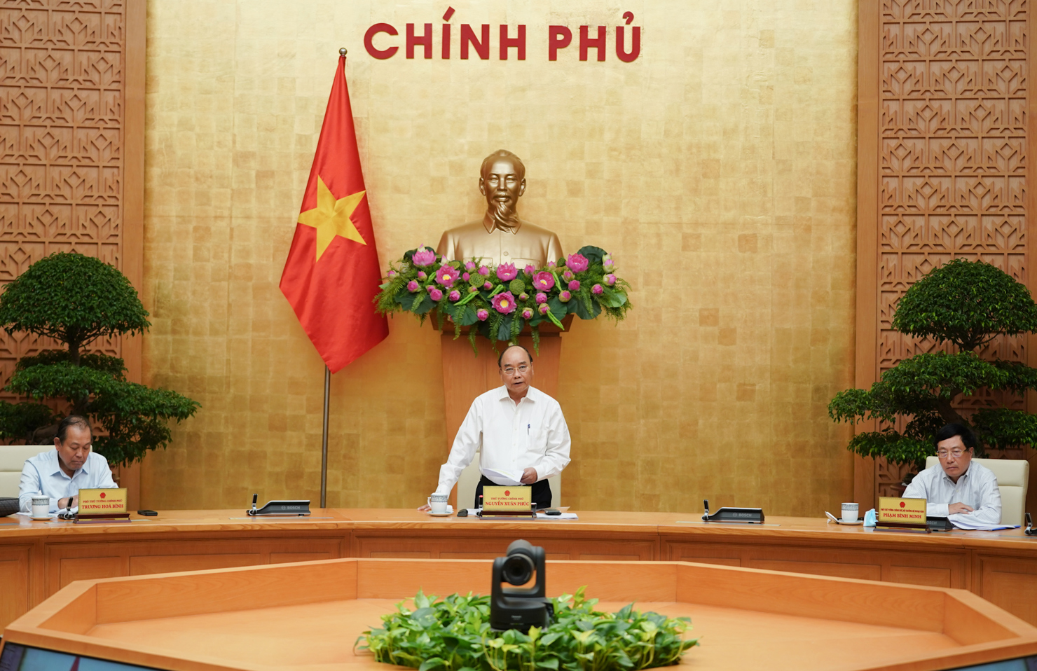 Thủ tướng chủ trì phiên họp Thường trực Chính phủ chiều 19/8. Ảnh: VGP/Quang Hiếu