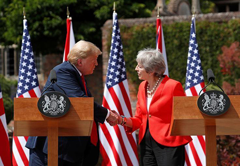Tổng thống Mỹ D.Trump và cựu Thủ tướng Theresa May. Ảnh: Newbeezez.