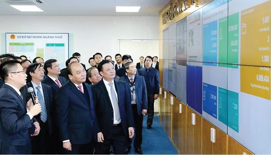 Thủ tướng Chính phủ Nguyễn Xuân Phúc thăm Trung tâm giám sát hệ thống Công nghệ thông tin Tổng cục Thuế (ngày 31/1/2018).