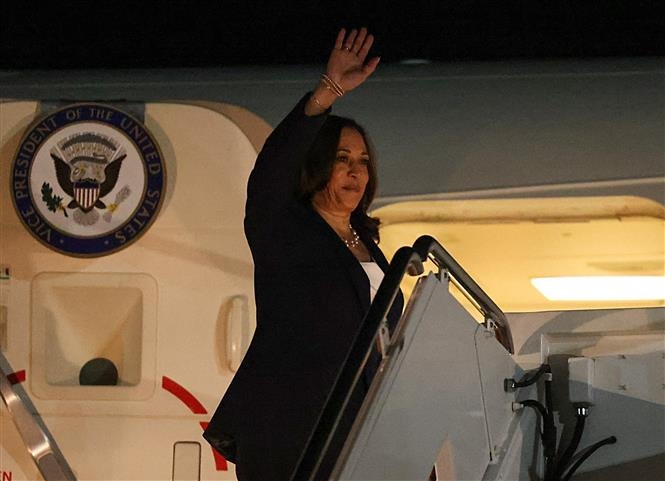 Phó Tổng thống Mỹ Kamala Harris lên máy bay cho chuyến thăm Singapore và Việt Nam.  Ảnh: Reuters.