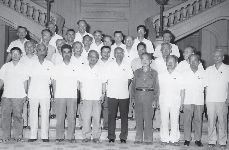 Chính phủ nước Việt Nam Dân chủ Cộng hoà nhiệm kỳ 1975 -1976 (Bộ trưởng Tài chính Đặng Việt Châu đứng đầu tiên, hàng 2 từ trái sang). Ảnh: Tư liệu