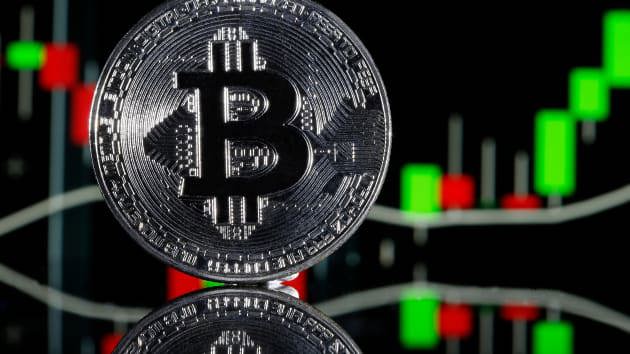Bitcoin đạt hơn 64.000 USD, mức cao nhất trong lịch sử, vào tháng 4. Ảnh: Getty Images