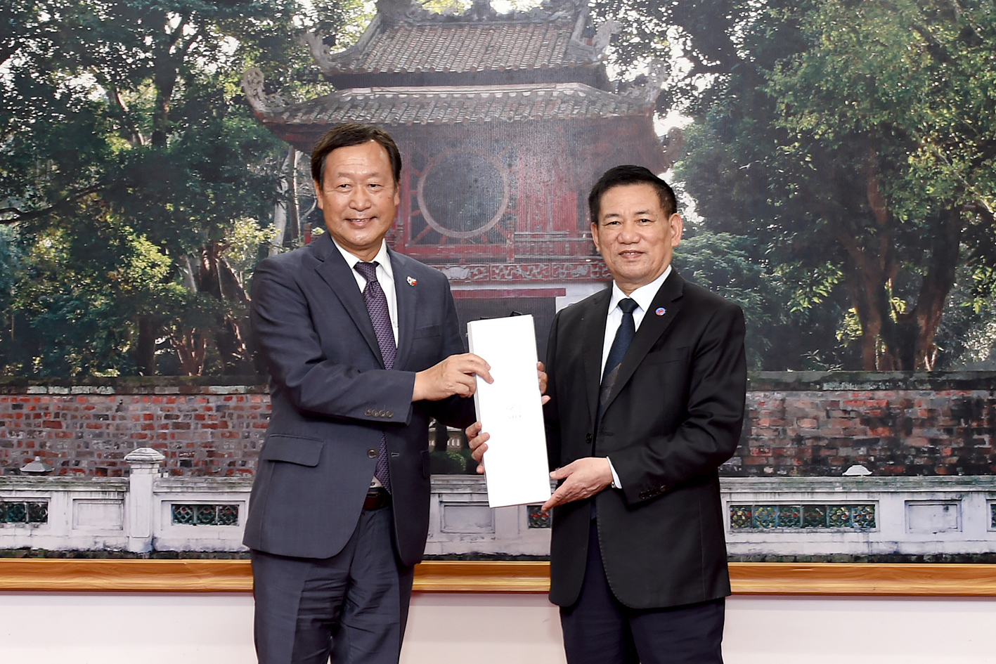 Bộ trưởng Bộ Tài chính Hồ Đức Phớc và Phó Chủ tịch JICA Yamada Junichi.