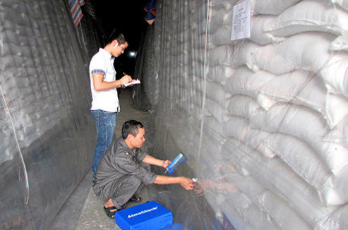 Cán bộ Chi cục Dự trữ Nhà nước Tuyên Quang thực hiện các quy trình bảo quản gạo sau khi nhập kho. Nguồn: internet