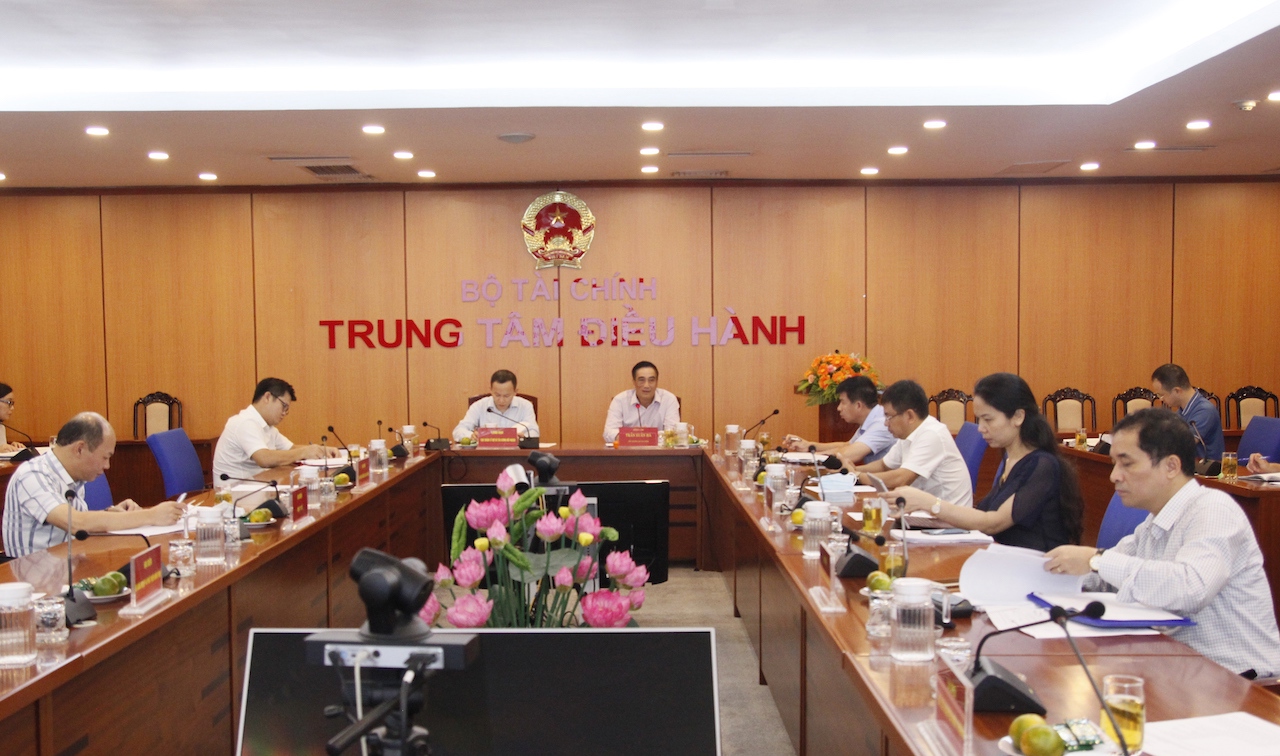 Thứ trưởng Bộ Tài chính Trần Xuân Hà chủ trì hội nghị. 