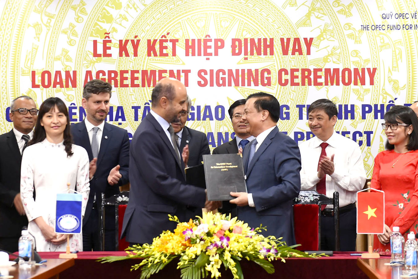 Bộ trưởng Bộ Tài chính Đinh Tiến Dũng và ông Abdulhamid Alkhalifa, Tổng Giám đốc Quỹ Phát triển Quốc tế của Tổ chức các nước Xuất khẩu dầu mỏ (OFID) đã ký kết Hiệp định vay.