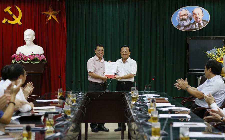 Thứ trưởng Bộ Tài chính Trần Văn Hiếu trao quyết định nghỉ hưu đối với Phó Tổng cục trưởng Tổng cục Dự trữ Lê Xuân Minh.