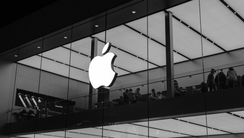 Doanh số iPhone của Apple tăng trưởng hai con số trong ba quý liên tiếp. Ảnh: Unsplash