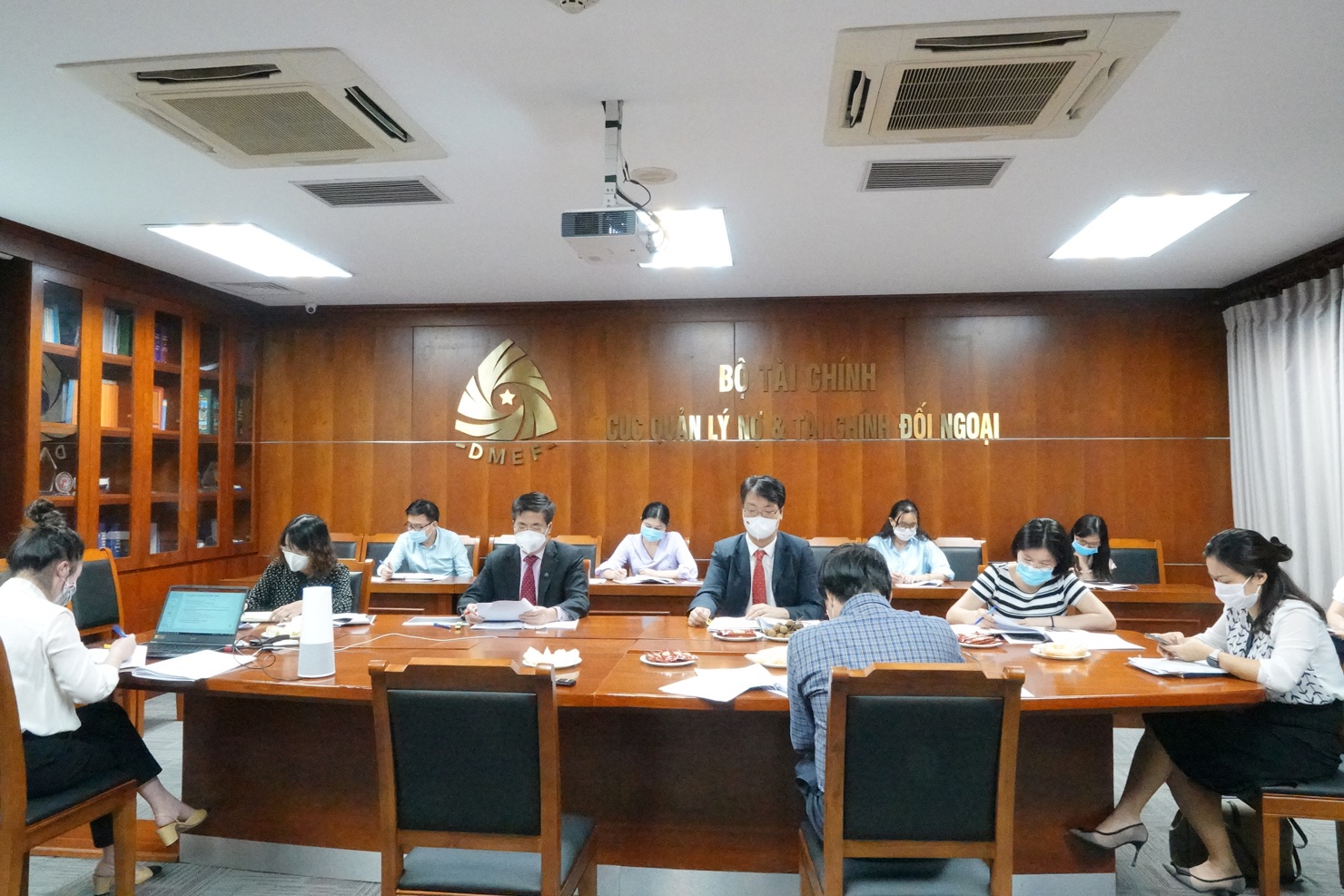 Các đại biểu tham dự tại điểm cầu Bộ Tài chính Việt Nam.