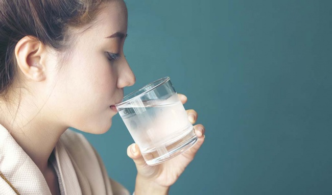Uống nước ngay khi thức dậy vào buổi sáng là một trong những thói quen tốt nhất cho sức khỏe. Nguồn: internet