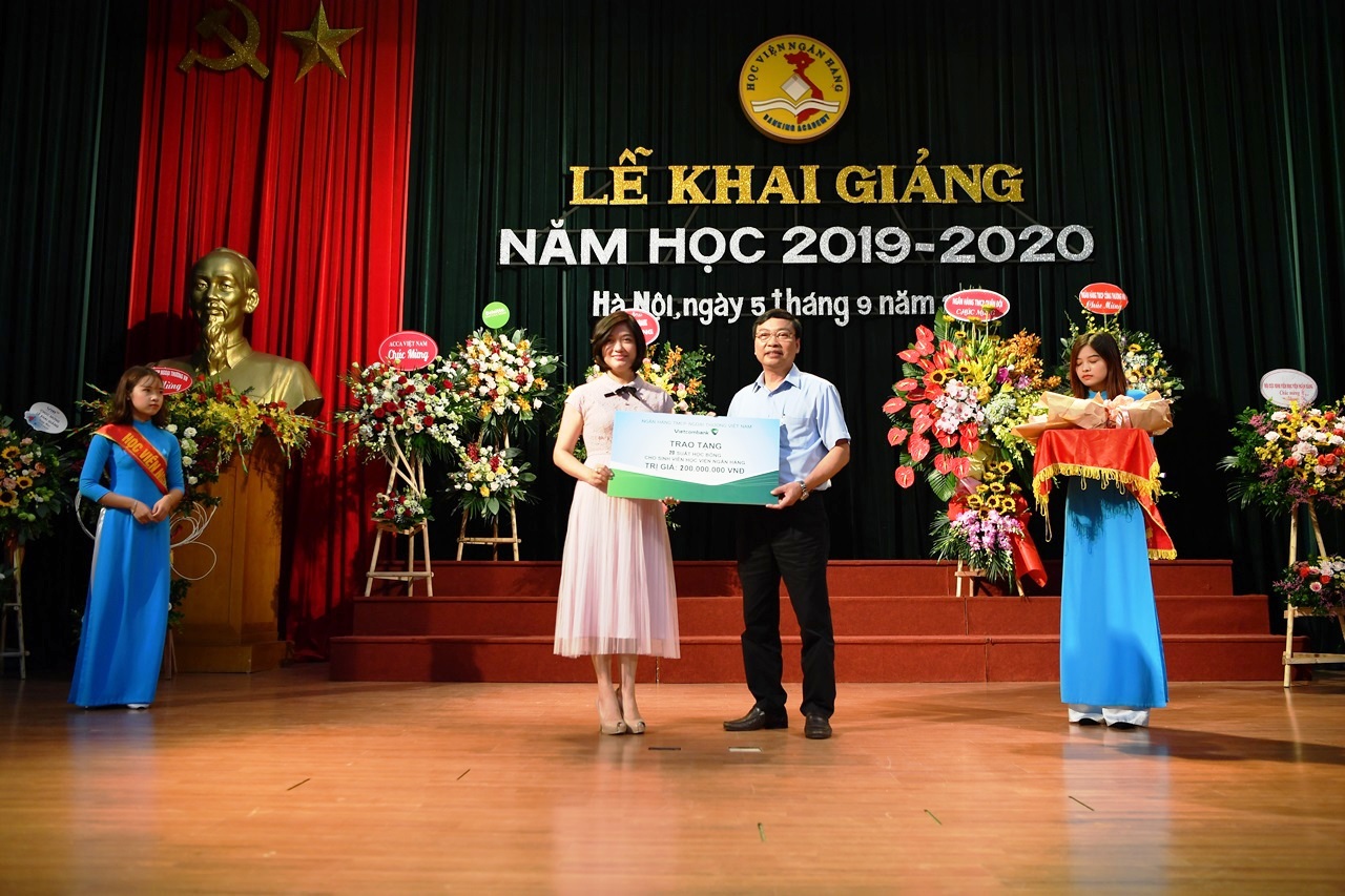 Bà Phùng Nguyễn Hải Yến – Phó Tổng Giám đốc Vietcombank trao 20 suất học bổng cho đại diện Học viện Ngân hàng