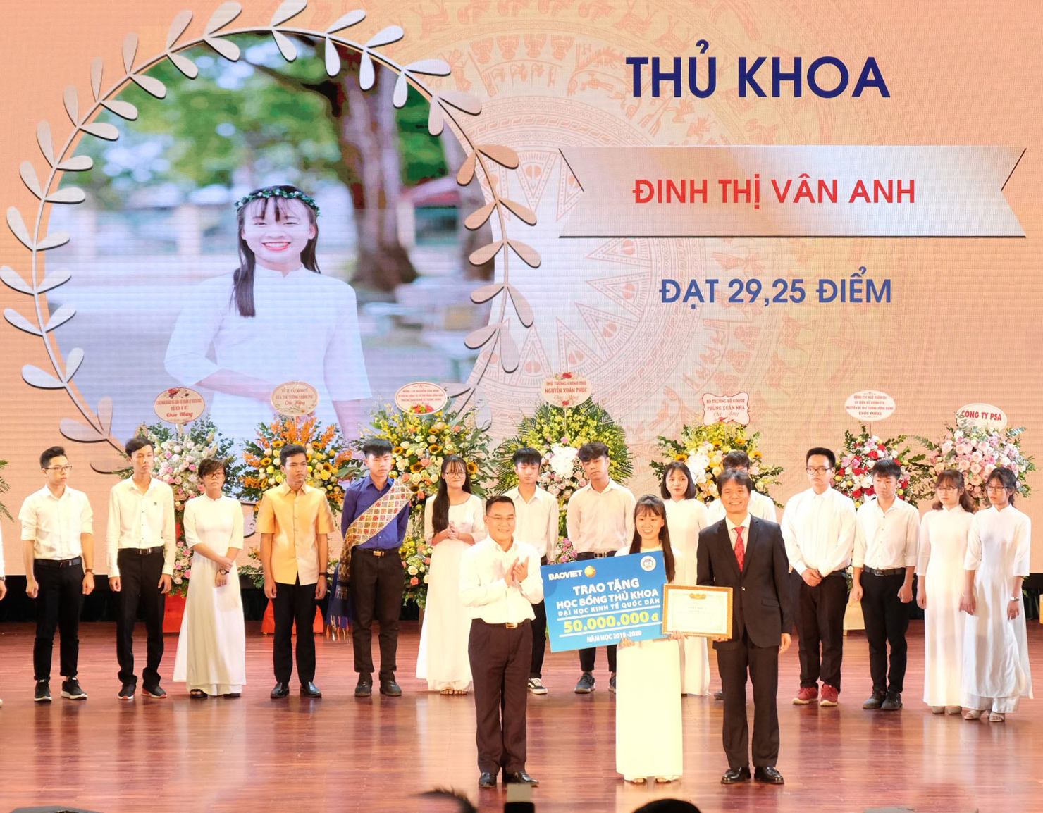 Tổng giám đốc Tập đoàn Bảo Việt trao tặng học bổng cho sinh viên trường Đại học Kinh tế Quốc dân.