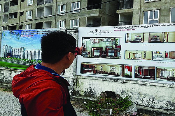 Người dân tìm hiểu để đăng ký thuê, mua căn hộ chung cư nhà ở xã hội trên địa bàn Đà Nẵng. Ảnh: HC