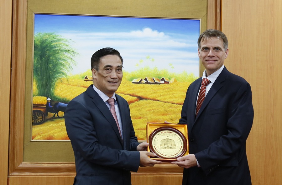 Thứ trưởng Bộ Tài chính Việt Nam Trần Xuân Hà và Trợ lý Bộ trưởng Tài chính Hoa Kỳ Robert Kaproth.