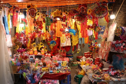 Các loại đồ chơi truyền thống đủ màu sắc được bày bán tại phố Hàng Mã. Nguồn: internet