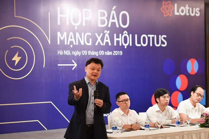  Ông Nguyễn Thế Tân, Tổng giám đốc Công ty VCCorp giới thiệu về mạng xã hội Lotus.