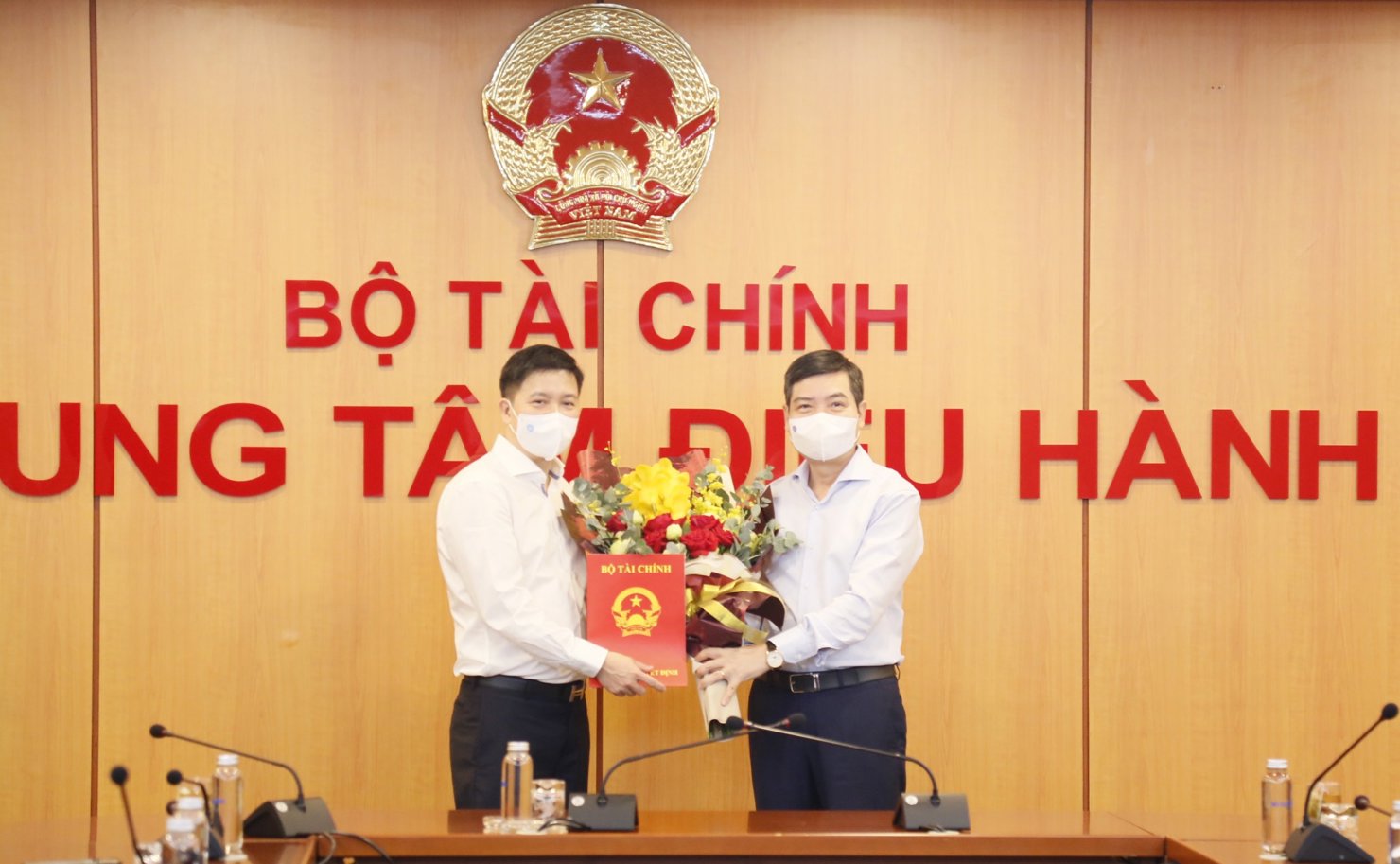 Thứ trưởng Tạ Anh Tuấn trao quyết định bổ nhiệm ông Chu Đức Lam giữ chức Cục trưởng Cục Kế hoạch - Tài chính.