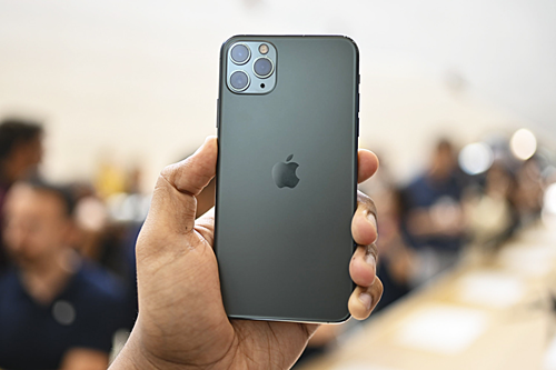 iPhone Pro Max màu xanh bóng đêm được nhiều khách hàng chọn lựa.
