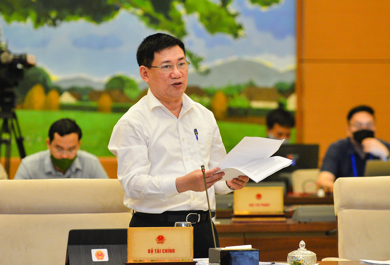 Bộ trưởng Bộ Tài chính Hồ Đức Phớc phát biểu tại phiên họp. Ảnh: quochoi.vn