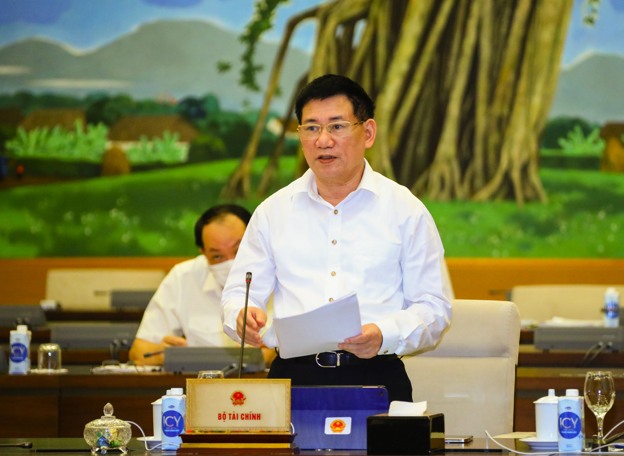Bộ trưởng Bộ Tài chính Hồ Đức Phớc trình bày Tờ trình của Chính phủ tại Phiên họp. Ảnh: quochoi.vn