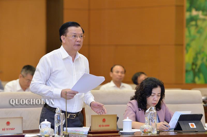 Bộ trưởng Bộ Tài Chính Đinh Tiến Dũng trình bày tờ trình tại phiên họp. Nguồn: quochoi.vn