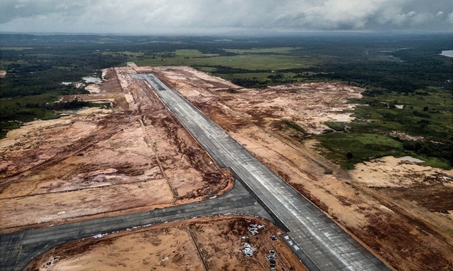  Đường băng sân bay Dara Sakor được xây trong khu vực rừng rậm ở Campuchia. Ảnh: New York Times. 