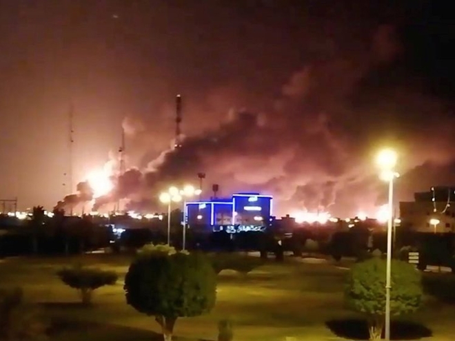 Khói bốc lên từ khu vực nhà máy của Aramco tại Abqaiq.