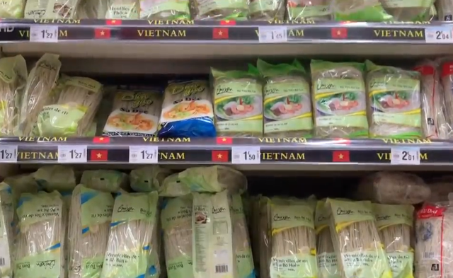 Các mặt hàng chế biến sau gạo của Việt Nam được bày bán tại siêu thị ở Châu Âu. Ảnh: internet