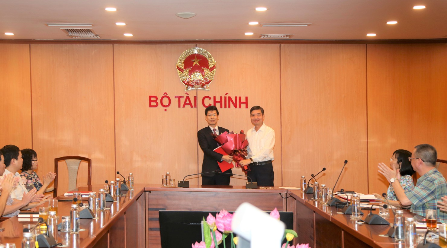 Thứ trưởng Bộ Tài chính Tạ Anh Tuấn trao quyết định điều động, bổ nhiệm và tặng hoa ông Nguyễn Minh Tiến giữ chức Cục trưởng Cục Quản lý giá. 