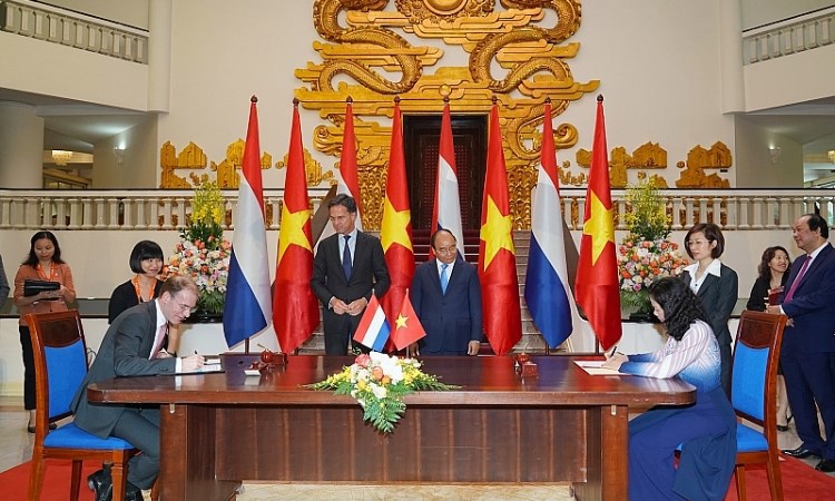 Thứ trưởng Bộ Tài chính Việt Nam Vũ Thị Mai và Thứ trưởng Tài chính Hà Lan Menno Snel ký kết hiệp định hợp tác về hải quan giữa hai nước, ngày 09/4/2019.